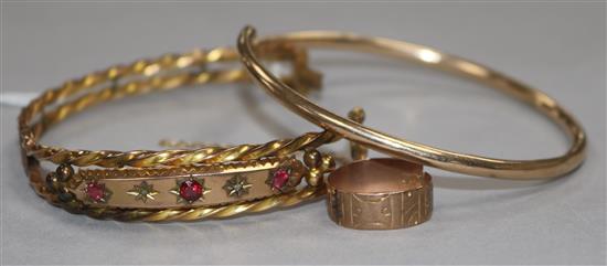 A 9ct gold and gem set bracelet, a 9ct gold bangle (af) and a 9ct gold ring (af).